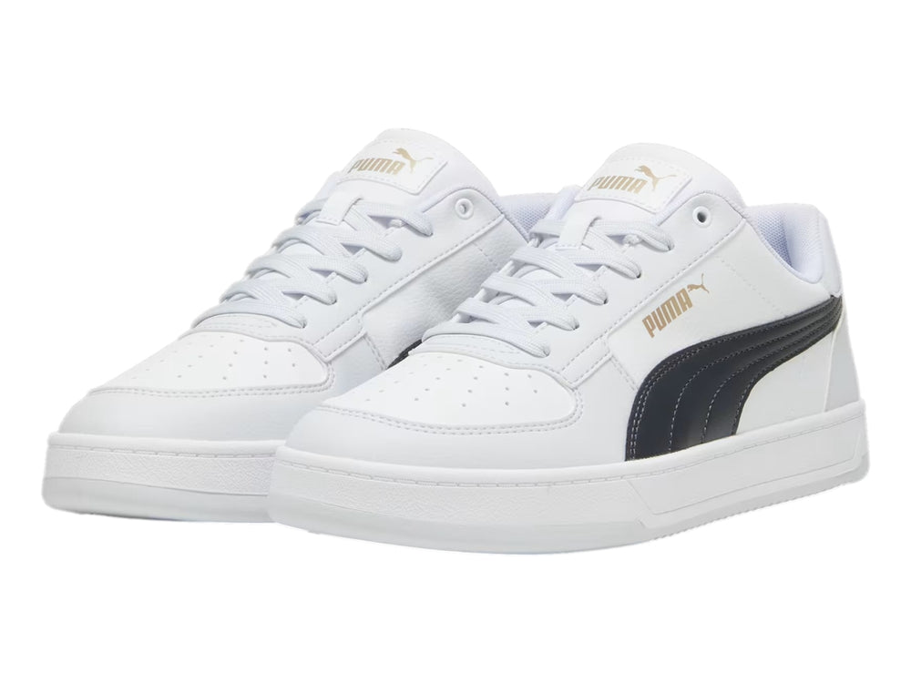 Tenis PUMA Caven 2.0 en color blanco con franja lateral gris y suela blanca.