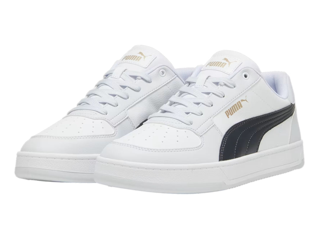 Tenis PUMA Caven 2.0 en color blanco con franja lateral gris y suela blanca.