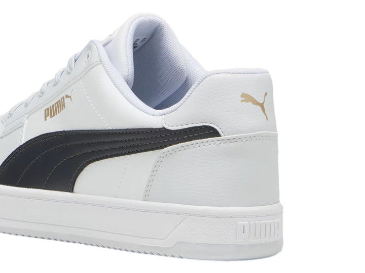 Tenis PUMA Caven 2.0 en color blanco con franja lateral gris y suela blanca.