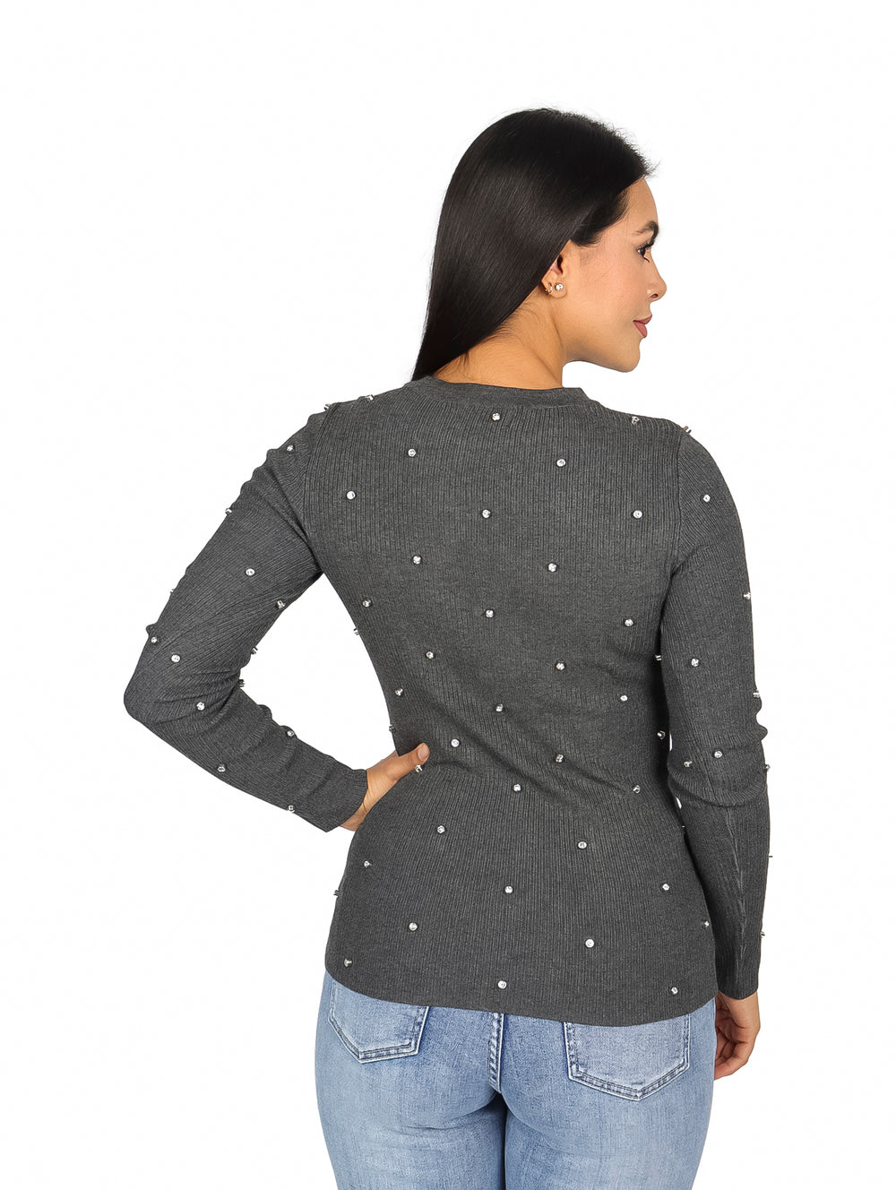 Mujer vistiendo blusa gris de manga larga con pequeños detalles de piedras blancas distribuidas en toda la prenda.