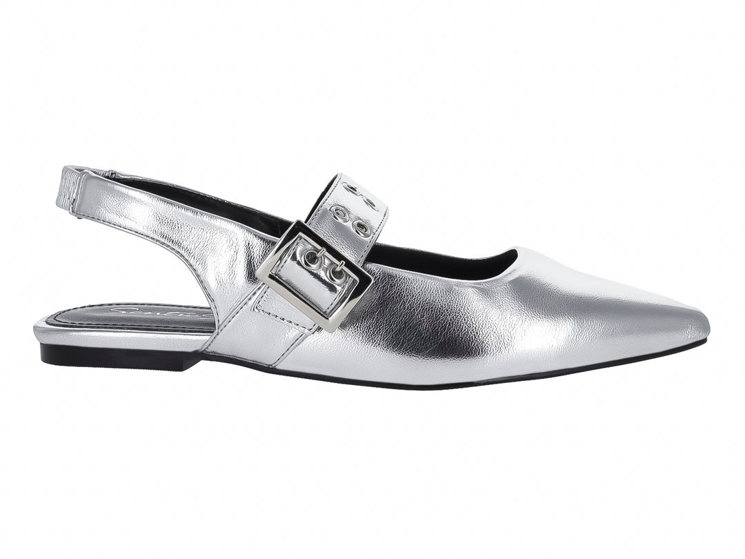 Zapato plano color plata con punta aguda, hebilla decorativa y correa posterior.