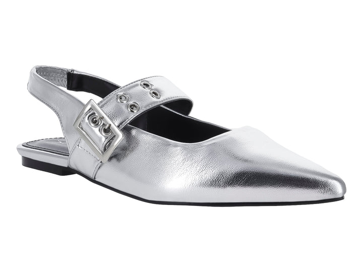 Zapato plano color plata con punta aguda, hebilla decorativa y correa posterior.
