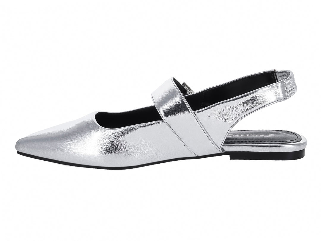 Zapato plano color plata con punta aguda, hebilla decorativa y correa posterior.