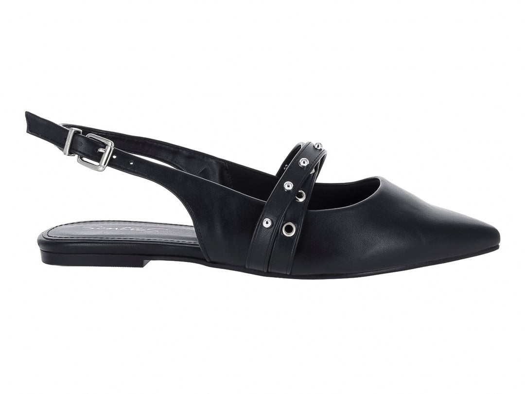 Zapato plano negro para mujer con correa posterior, hebilla ajustable y detalles de ojetes plateados en la parte superior.
