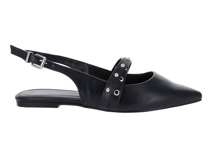 Zapato plano negro para mujer con correa posterior, hebilla ajustable y detalles de ojetes plateados en la parte superior.