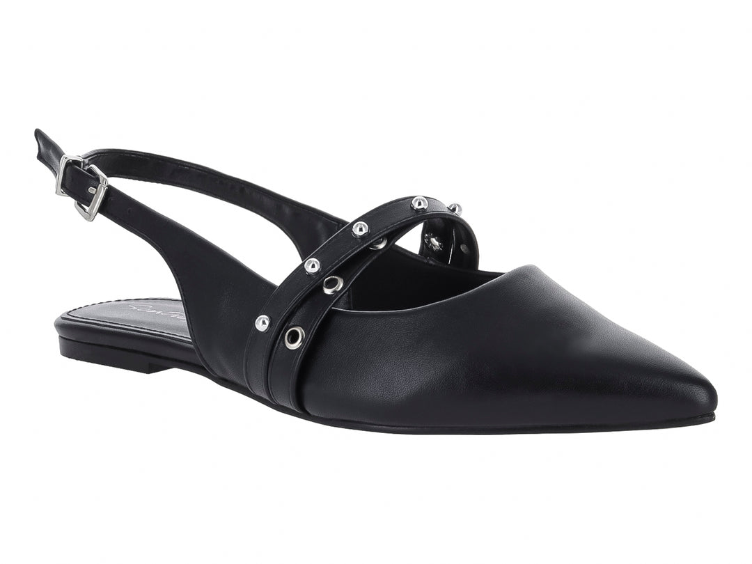 Zapato plano negro para mujer con correa posterior, hebilla ajustable y detalles de ojetes plateados en la parte superior.