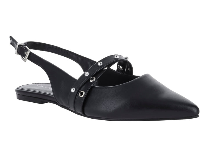 Zapato plano negro para mujer con correa posterior, hebilla ajustable y detalles de ojetes plateados en la parte superior.