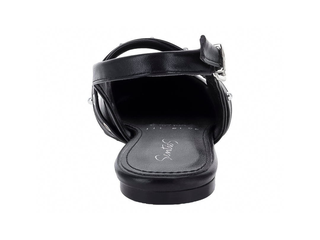 Zapato plano negro para mujer con correa posterior, hebilla ajustable y detalles de ojetes plateados en la parte superior.