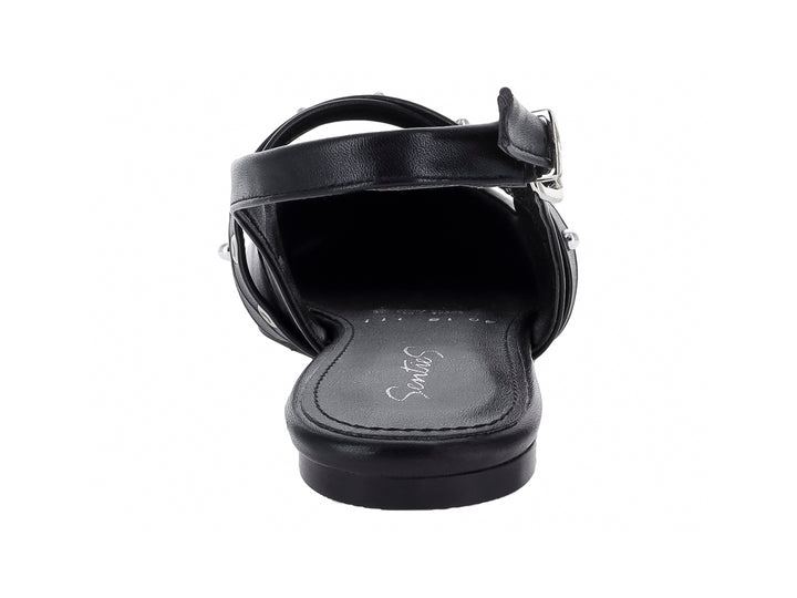 Zapato plano negro para mujer con correa posterior, hebilla ajustable y detalles de ojetes plateados en la parte superior.