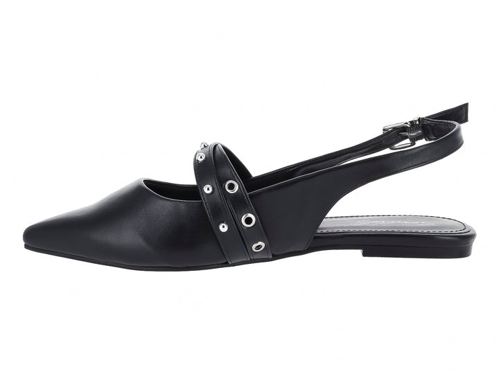 Zapato plano negro para mujer con correa posterior, hebilla ajustable y detalles de ojetes plateados en la parte superior.