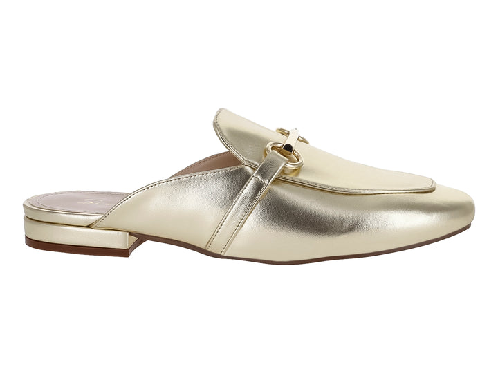 Zapato tipo mule color oro metálico con detalle de hebilla, vista lateral.