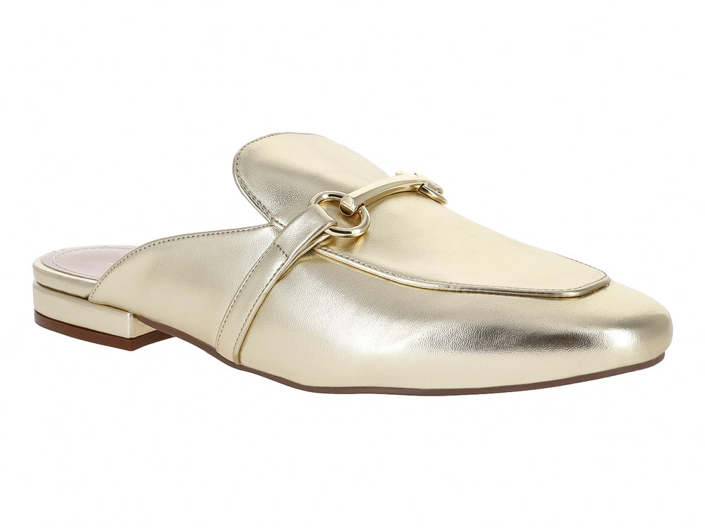 Zapato tipo mule color oro metálico con detalle de hebilla, vista lateral.