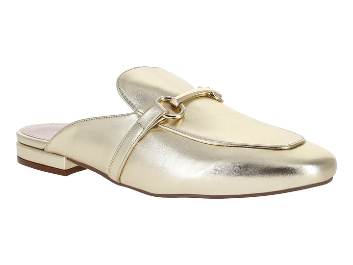 Zapato tipo mule color oro metálico con detalle de hebilla, vista lateral.