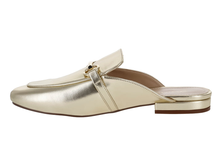 Zapato tipo mule color oro metálico con detalle de hebilla, vista lateral.