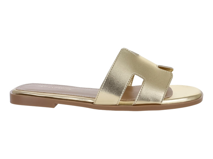 Sandalia plana para mujer en color oro metálico con tira ancha frontal y suela delgada.