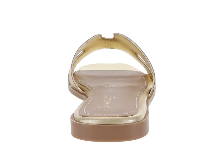 Sandalia plana para mujer en color oro metálico con tira ancha frontal y suela delgada.