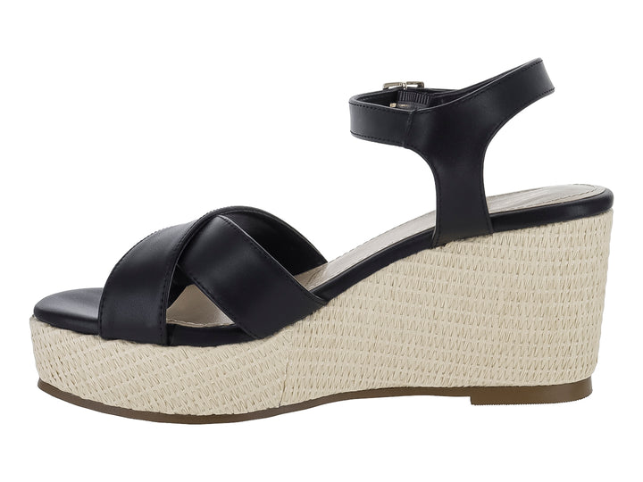 Sandalia de plataforma cuña color negro con base de yute beige y correa al tobillo.