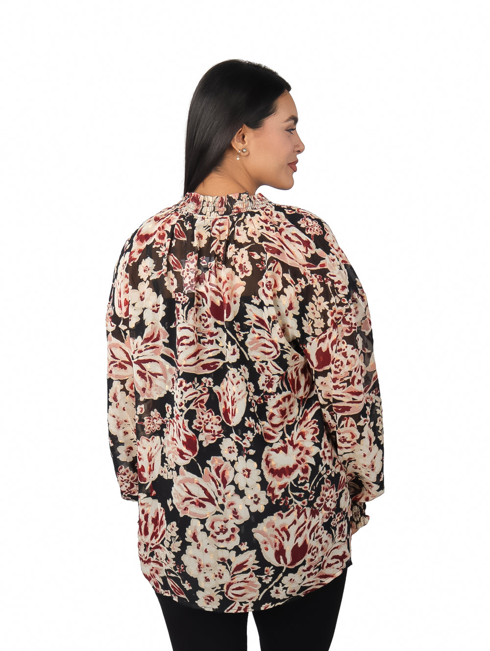 Blusa negra de manga larga con estampado floral en tonos blanco y rojo.