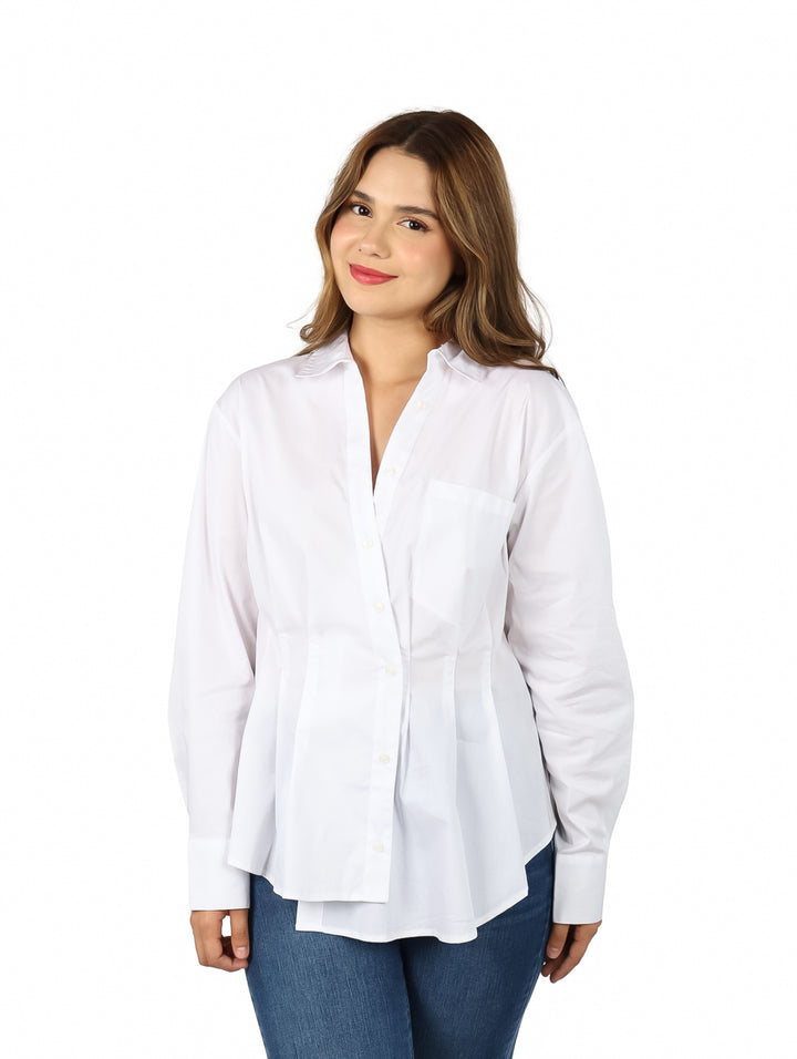 Mujer vistiendo una camisera blanca de manga larga para maternidad con cuello y botones.