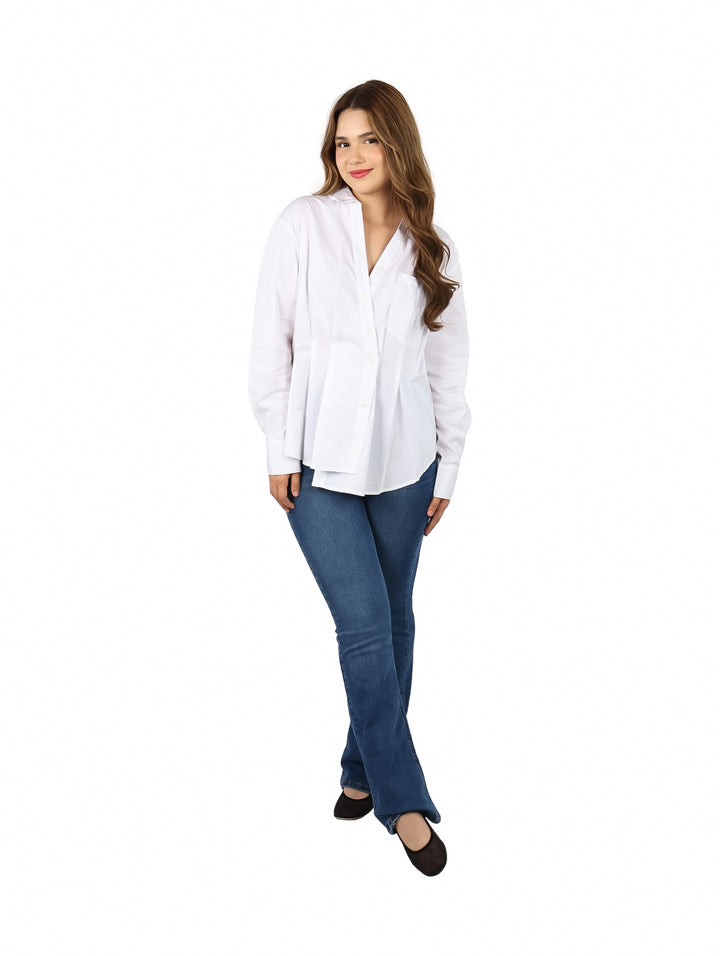 Mujer vistiendo una camisera blanca de manga larga para maternidad con cuello y botones.