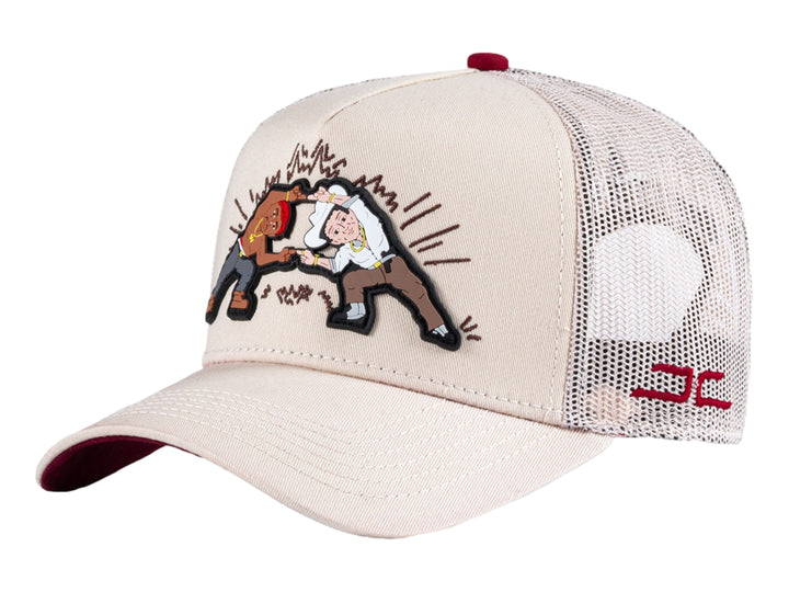 Gorra trucker beige con parche gráfico frontal y malla trasera.