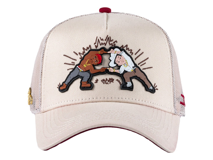 Gorra trucker beige con parche gráfico frontal y malla trasera.