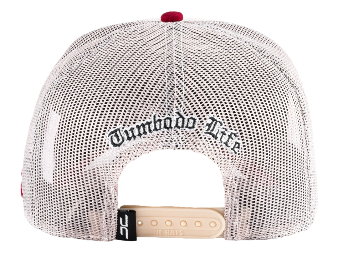 Gorra trucker beige con parche gráfico frontal y malla trasera.