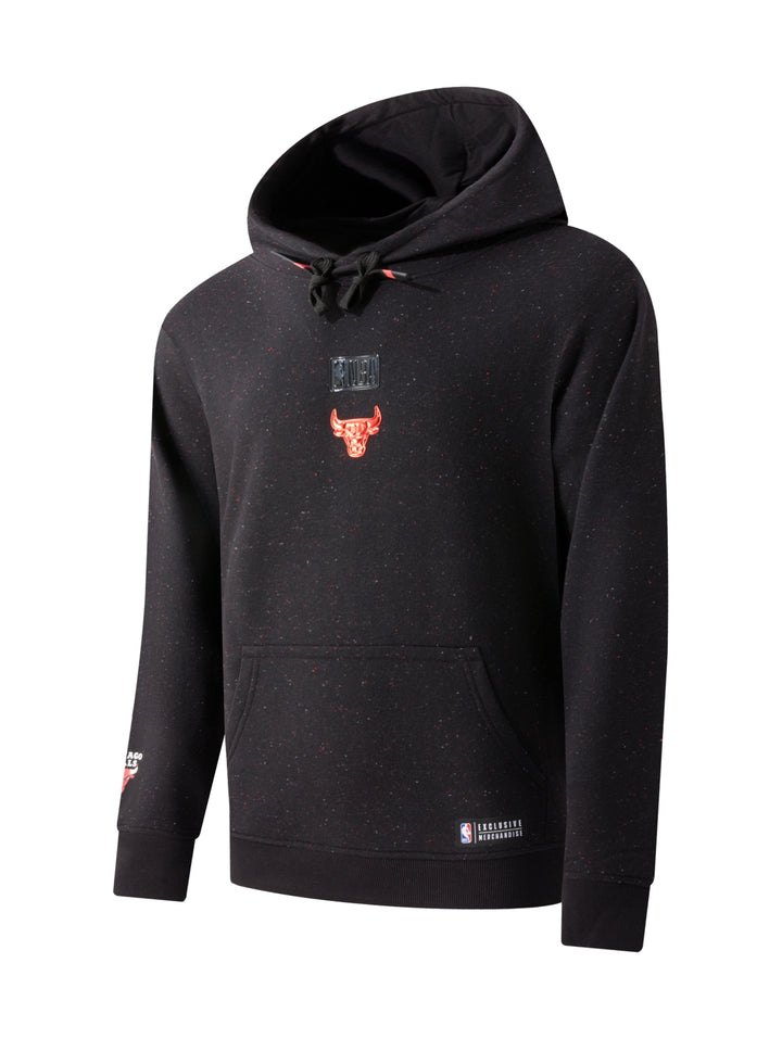 Sudadera con capucha color negro con logo de los Chicago Bulls en el pecho y bolsillo frontal.