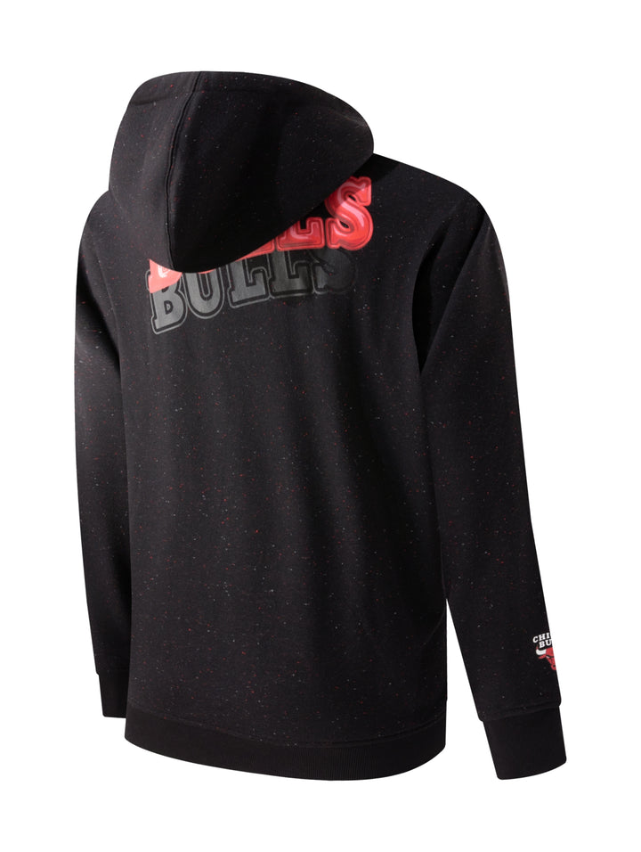 Sudadera con capucha color negro con logo de los Chicago Bulls en el pecho y bolsillo frontal.