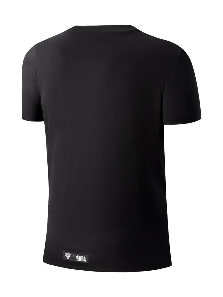 Camiseta deportiva negra de manga corta con estampado de los Chicago Bulls en el pecho.