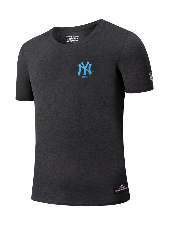 Playera deportiva color negro de manga corta con logotipo de los New York Yankees en el pecho.