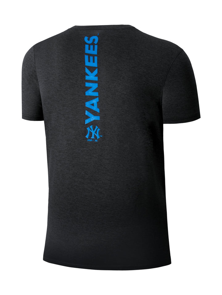 Playera deportiva color negro de manga corta con logotipo de los New York Yankees en el pecho.