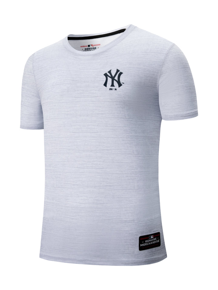 Camiseta deportiva blanca de manga corta con logo de los New York Yankees en el pecho.