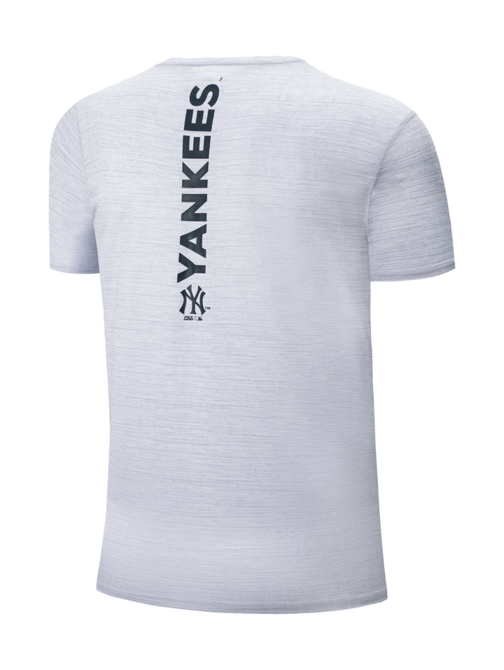 Camiseta deportiva blanca de manga corta con logo de los New York Yankees en el pecho.
