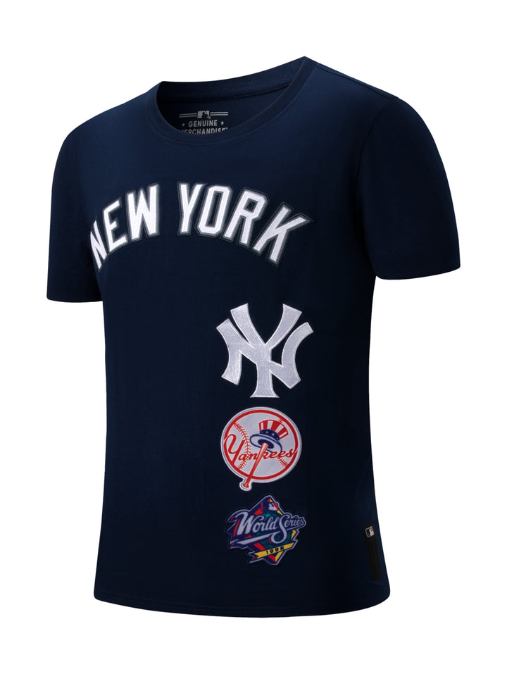 Playera deportiva azul marino de los New York Yankees con logos y texto frontal.