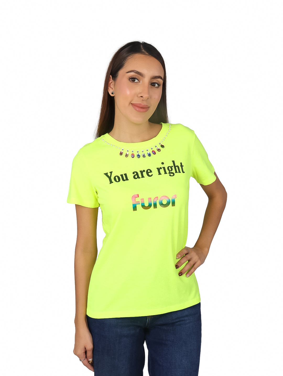 Blusa color amarillo neón de manga corta con piedras decorativas en el cuello y texto estampado.