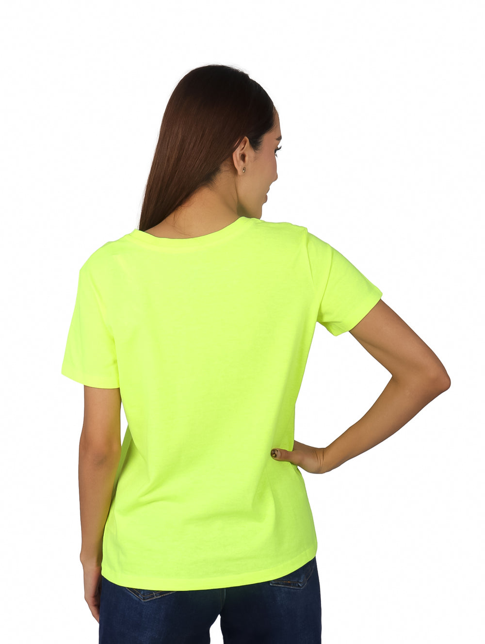 Blusa color amarillo neón de manga corta con piedras decorativas en el cuello y texto estampado.