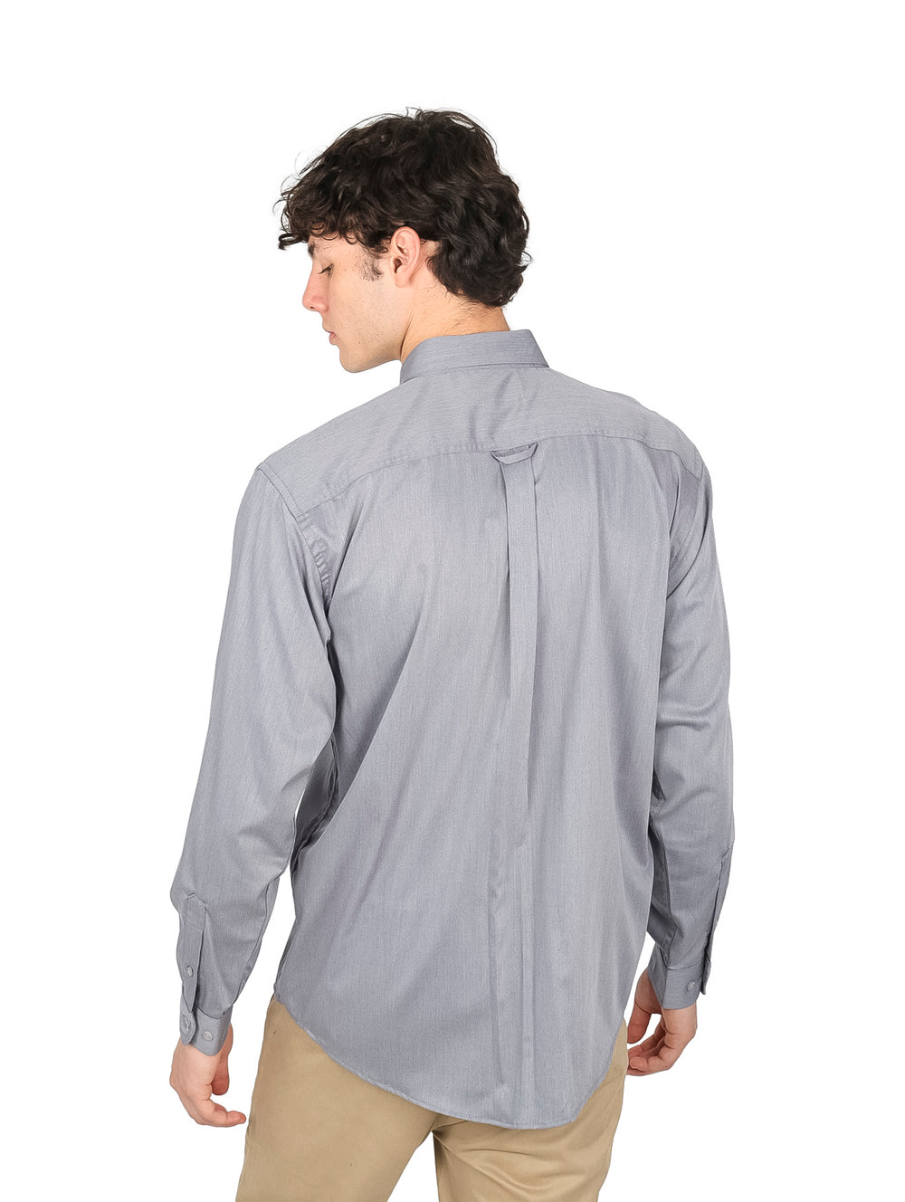 Hombre vistiendo una camisa de manga larga color gris con botones frontales.