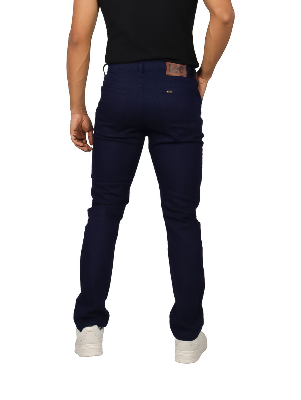 Pantalones LEE de mezclilla color índigo en corte slim fit para hombre.