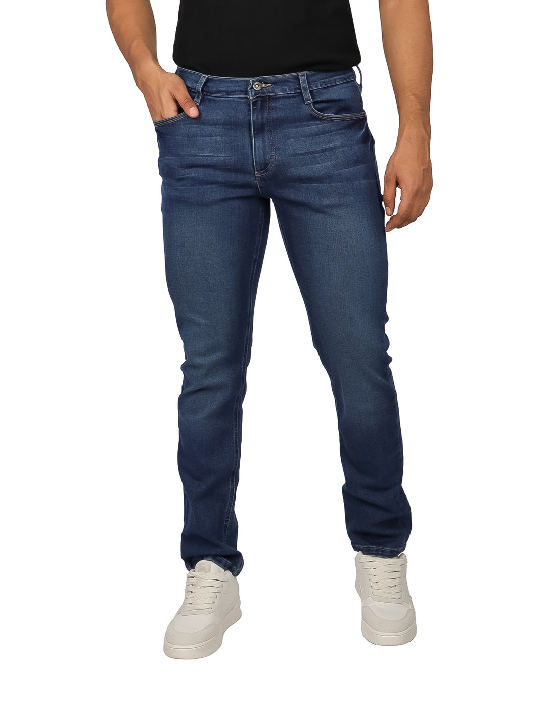 Hombre vistiendo pantalones de mezclilla color azul indigo en corte slim fit.