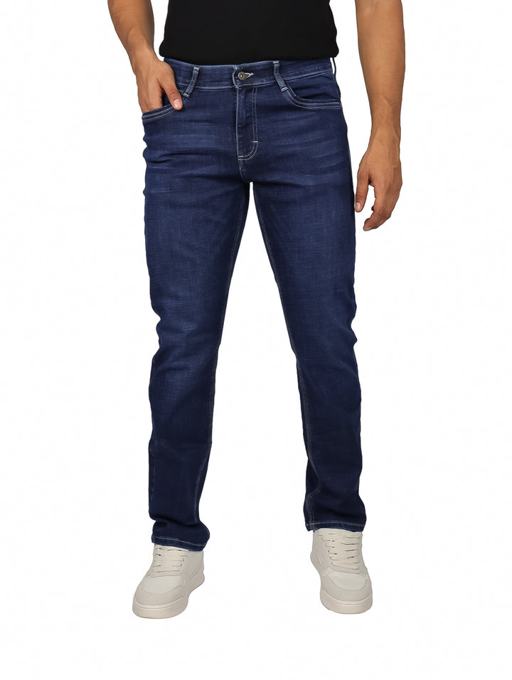 Hombre vistiendo pantalones LEE de mezclilla azul índigo en corte slim fit.