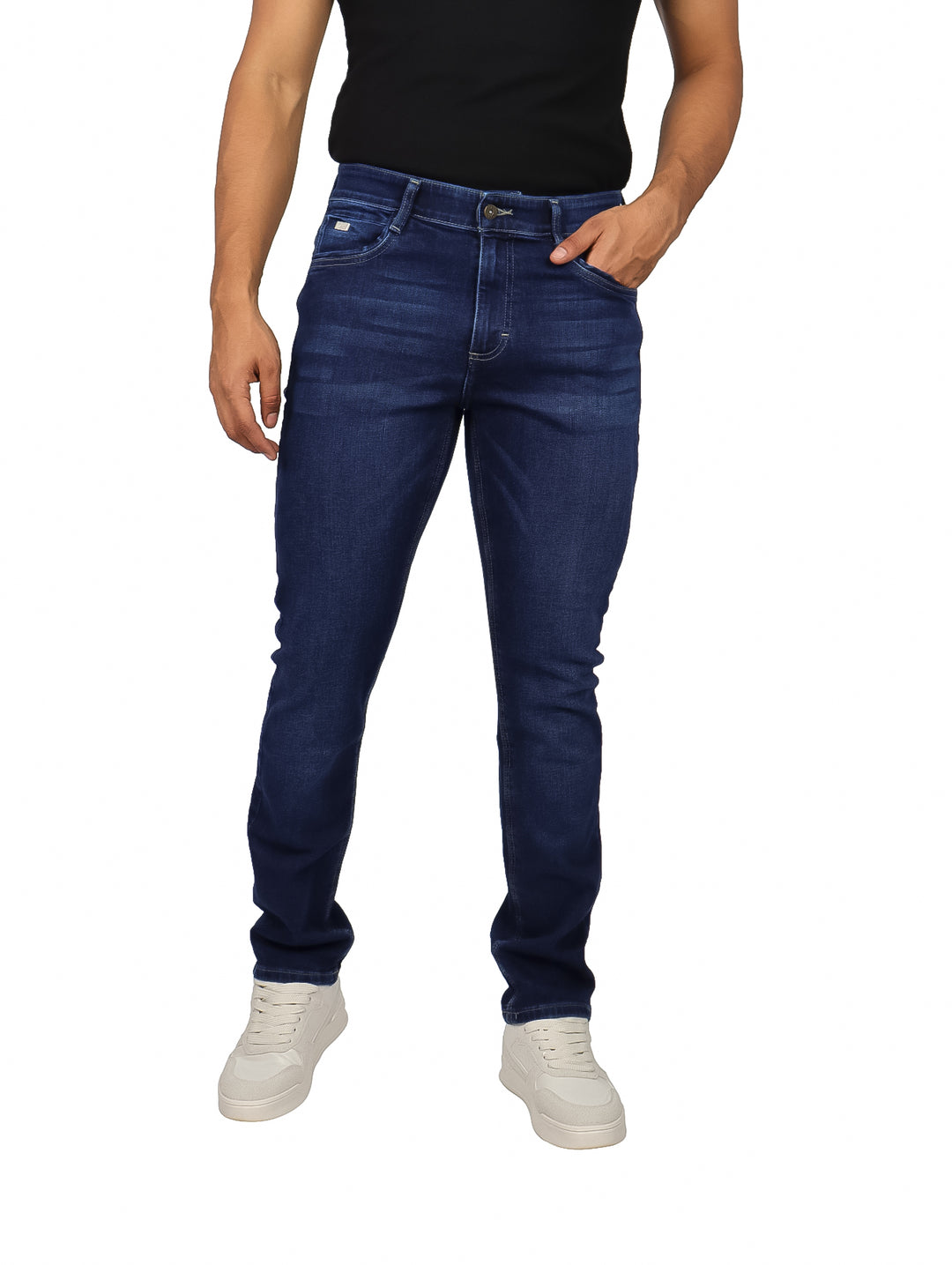 Hombre vistiendo pantalones LEE slim fit en color azul índigo.
