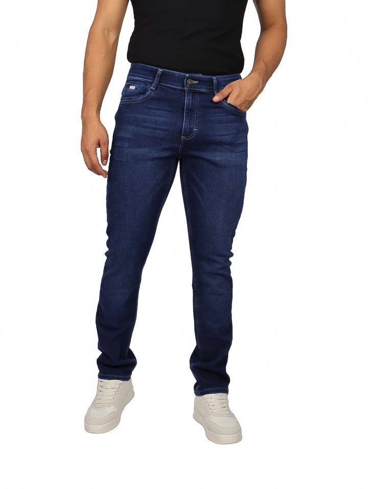 Hombre vistiendo pantalones LEE slim fit en color azul índigo.