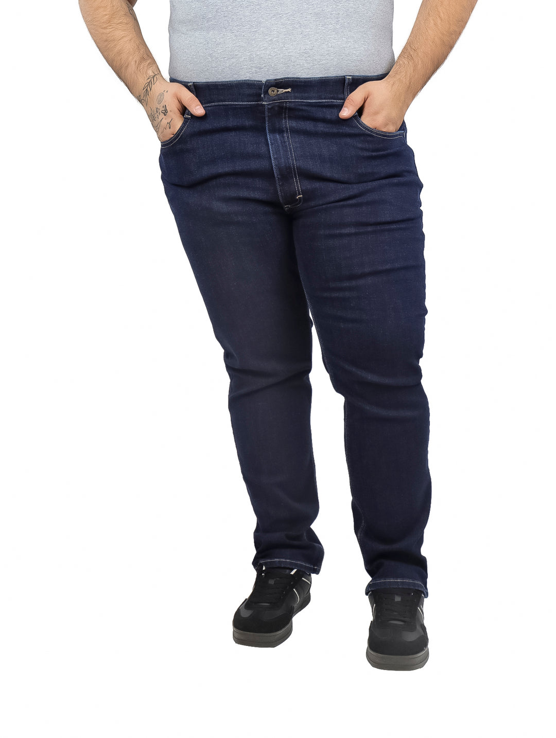 Hombre vistiendo pantalones LEE de mezclilla color índigo en corte slim fit.