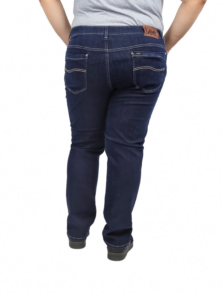 Hombre vistiendo pantalones LEE de mezclilla color índigo en corte slim fit.