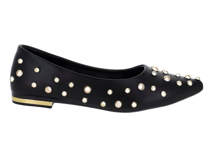 Zapato plano negro con aplicaciones de perlas blancas y detalle dorado en el talón.