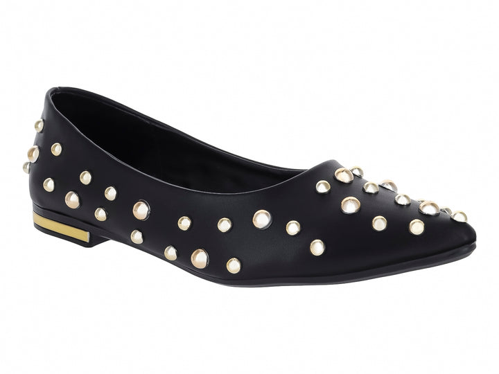Zapato plano negro con aplicaciones de perlas blancas y detalle dorado en el talón.