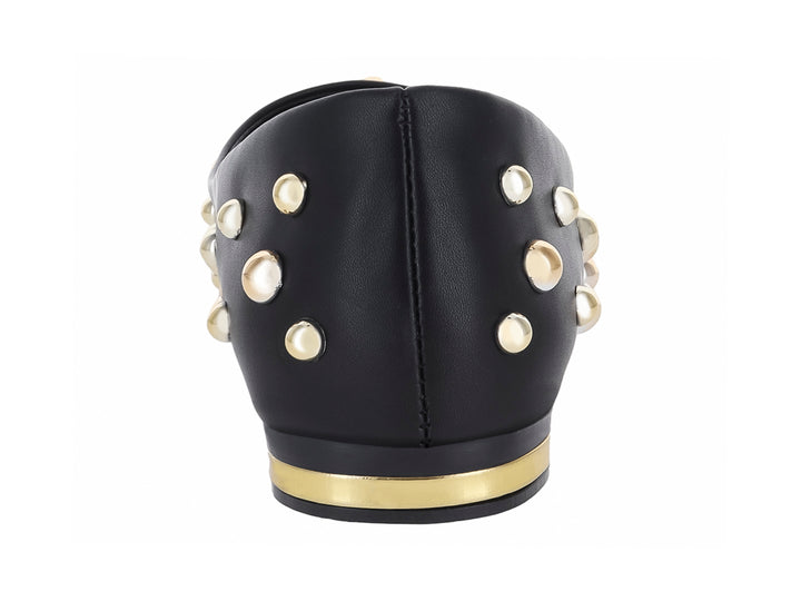 Zapato plano negro con aplicaciones de perlas blancas y detalle dorado en el talón.