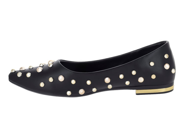 Zapato plano negro con aplicaciones de perlas blancas y detalle dorado en el talón.