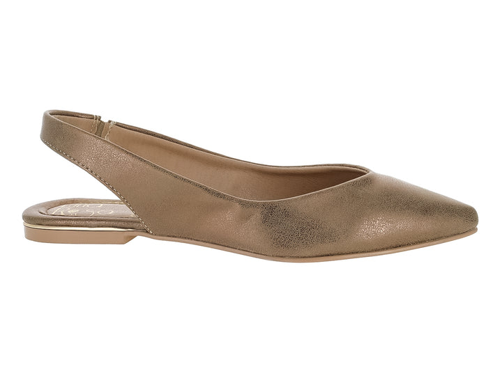 Zapato plano tipo mule para mujer en color oro inglés con acabado brillante y punta redondeada.